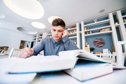 Парень готовится к экзамену