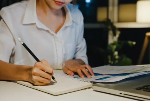 Дівчина готується до экзамену